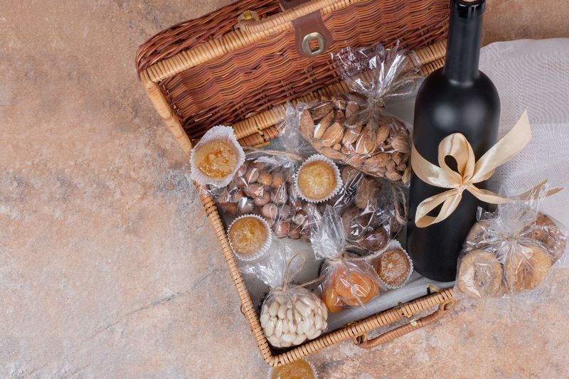 Cesta de chocolates e vinhos para presente de natal