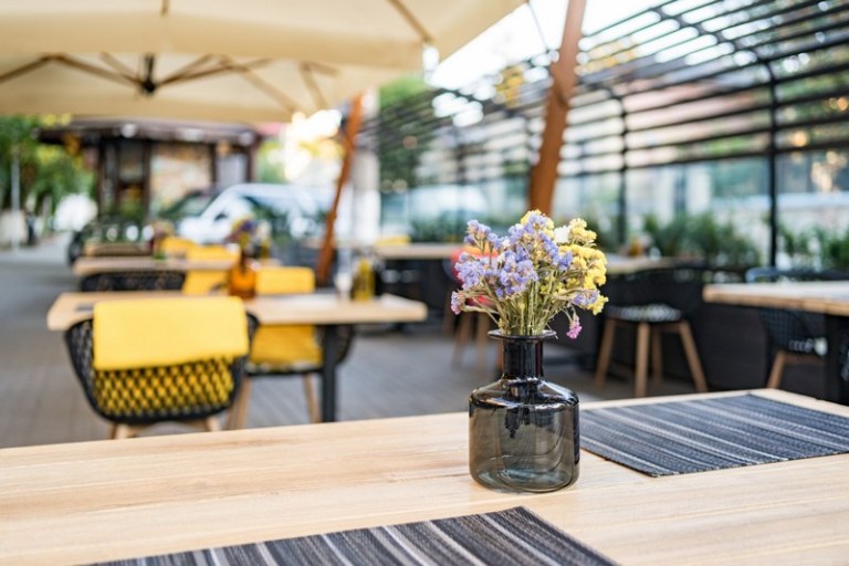 Restaurantes ao ar livre em Curitiba para você desfrutar de ambientes abertos